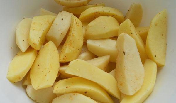 breng de aardappelen op smaak met kruiden