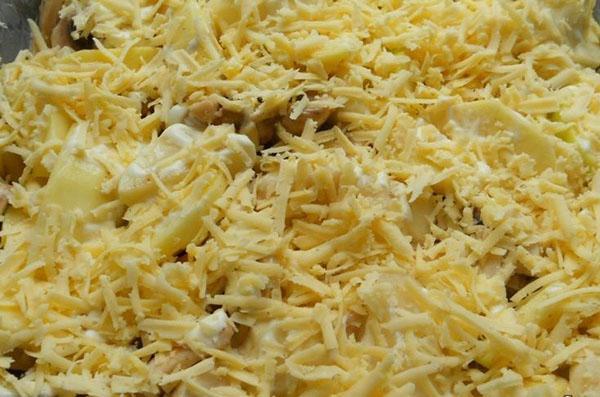 over mayonaise gieten en bestrooien met kaas