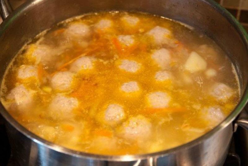 leg de gehaktballen neer en kook de soep verder