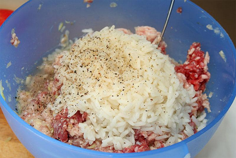 pomiješajte mljeveno meso s rižom