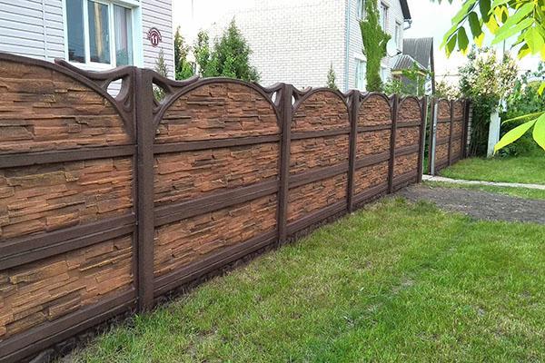 betonska ograda s ukrasnim elementima