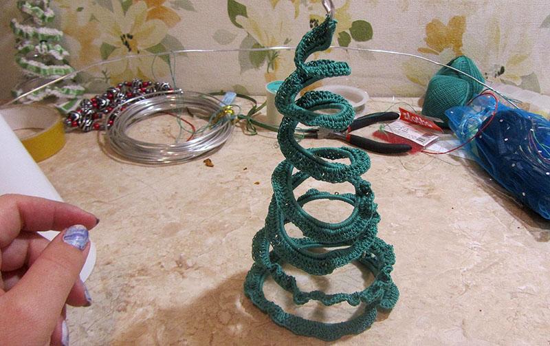 hoe maak je een kerstboom van draad met je eigen handen met draden