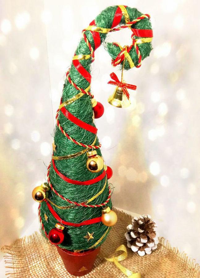 ukrašavanje stožaste božićne jelke izrađene od žice