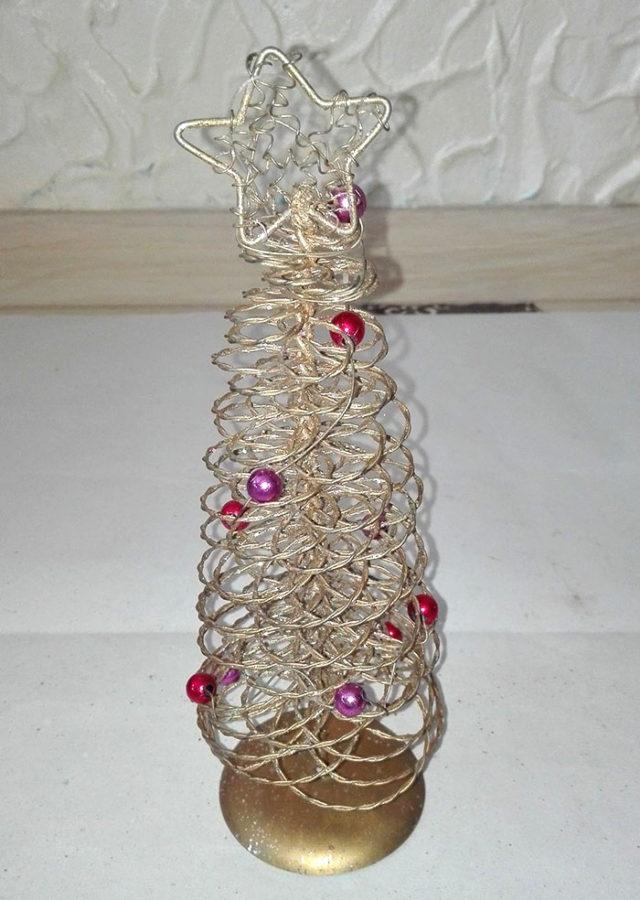 hoe maak je een kerstboom van draad met je eigen handen in een spiraal