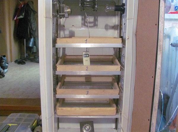 Inkubator iz starog hladnjaka