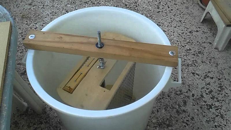 zelfgemaakte honingextractor uit een plastic vat