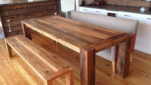natuurlijke houten tafel met bank