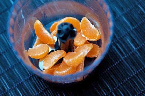hak mandarijnen in een blender