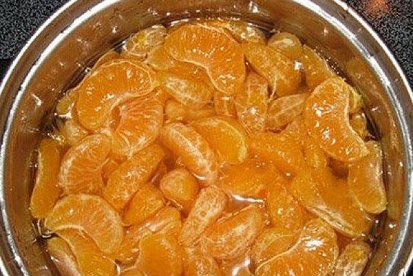 overgiet de mandarijnen met siroop