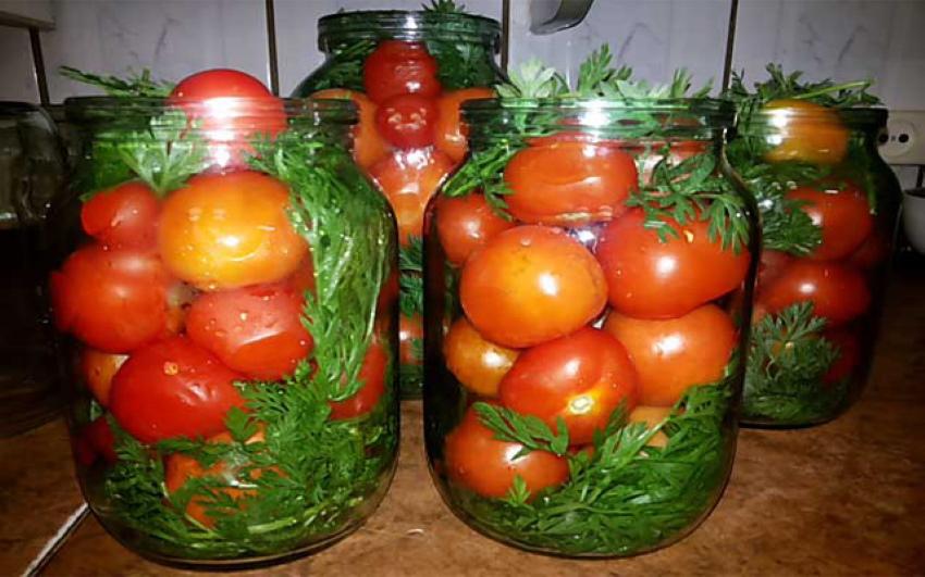 ingelegde tomaten met worteltoppen