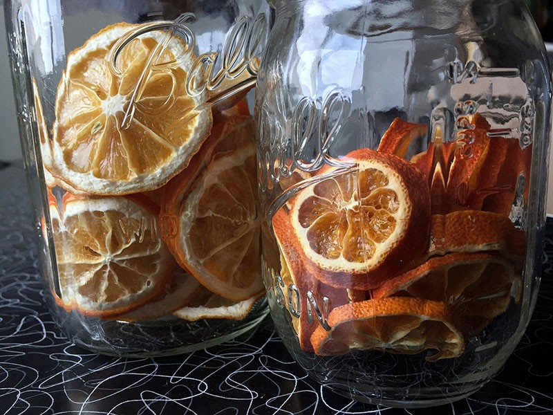 we bewaren gedroogde sinaasappels in potten