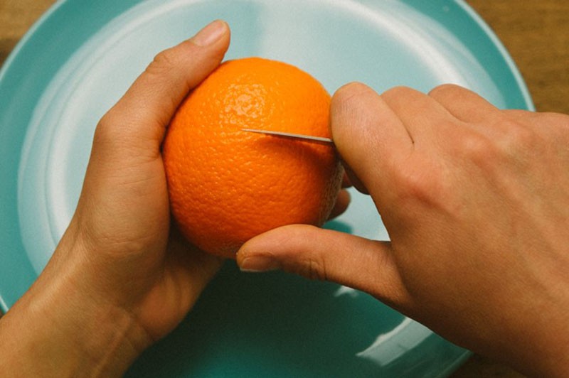 snijd de sinaasappelschil