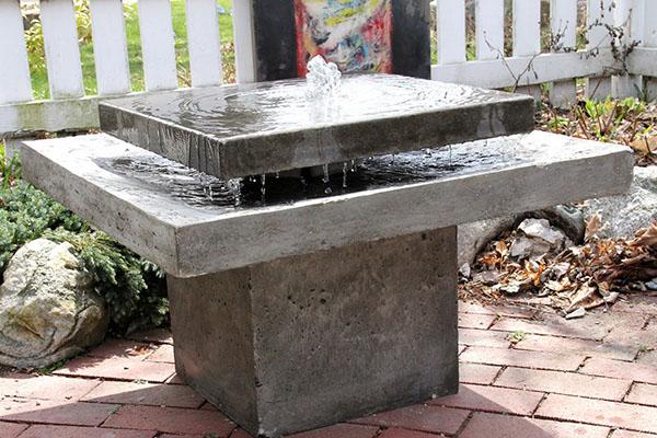 betonnen fontein uit platte schalen