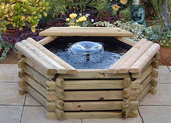 fontein in een houten kist