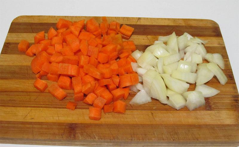 hak wortelen en uien