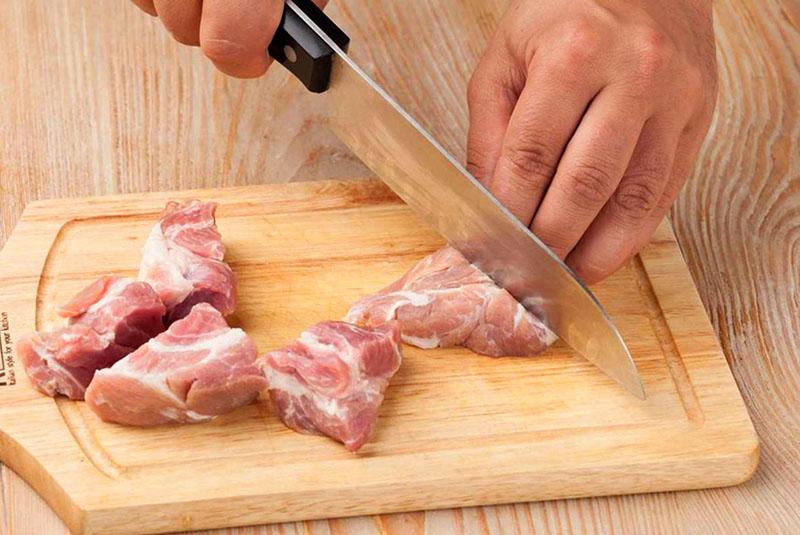 varkensvlees in blokjes snijden
