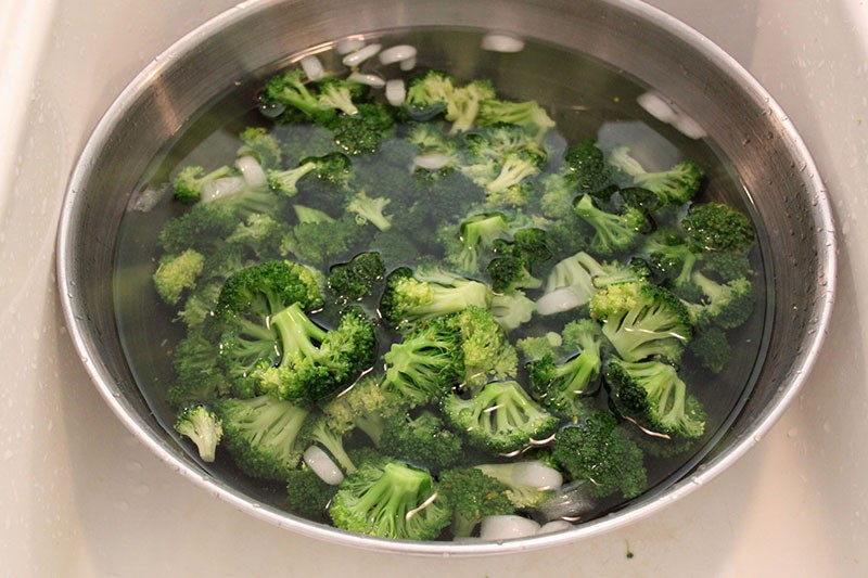spoel broccoli in zoutoplossing
