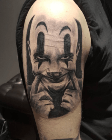 fekete -fehér ijesztő bohóc tetoválás
