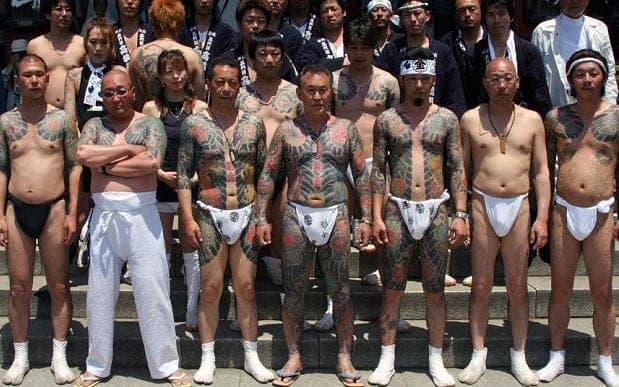 Foto via telegraf Her står vi korrigert ved å anta at alle kriminelle tatoveringer er av dårlig kvalitet. Yakuza (også kjent som gokudō er medlemmer av transnasjonale organiserte kriminalitetssyndikater med opprinnelse i Japan med et estimert medlemskap på over 100 000) har fantastiske tradisjonelle japanske tatoveringer. De er spesielt kjent for de forseggjorte bakstykkene og helkroppsdressene. Selv om ekte Yakuza -tatoveringer alltid stopper ved nakken og albuene slik at de kan gjemmes under klær.