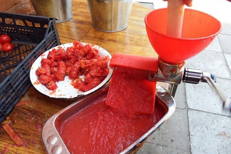 rajčice provucite kroz sokovnik