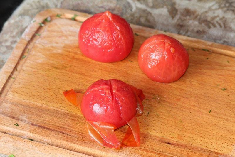 verwijder de schil van de tomaat