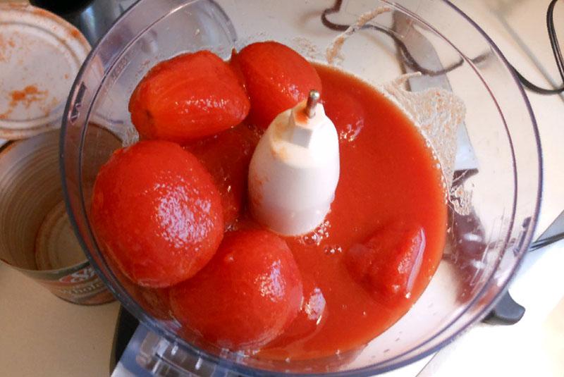 hak de tomaten fijn met een blender