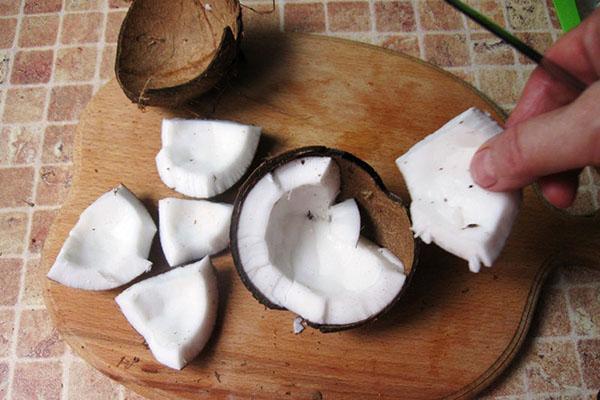 scheid de kokospulp