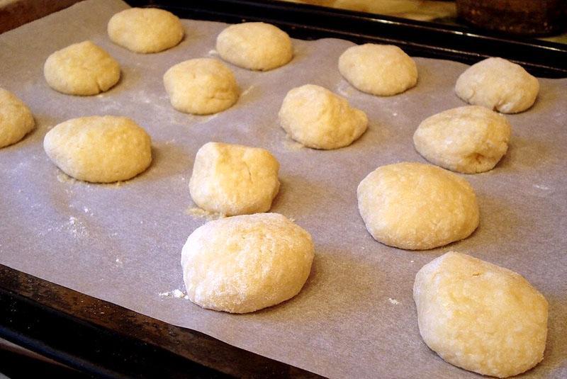 leg de koekjes op een bakplaat
