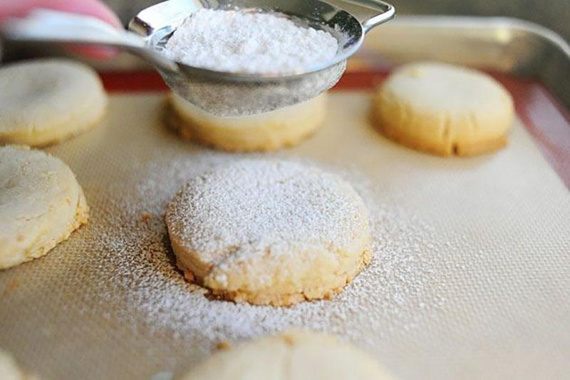 bestrooi koekjes met suiker