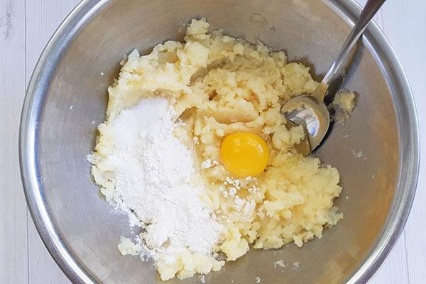 pomiješajte krumpir s jajetom i brašnom