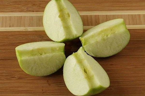 oprati i izrezati jabuke