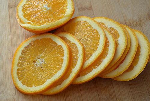 naranču narežite na kolutiće