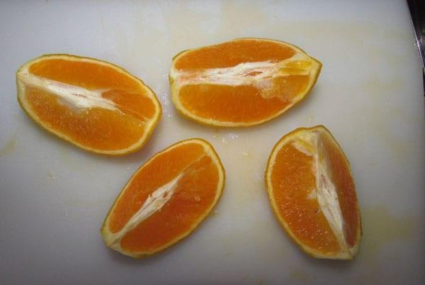 narežite naranču na 4 dijela