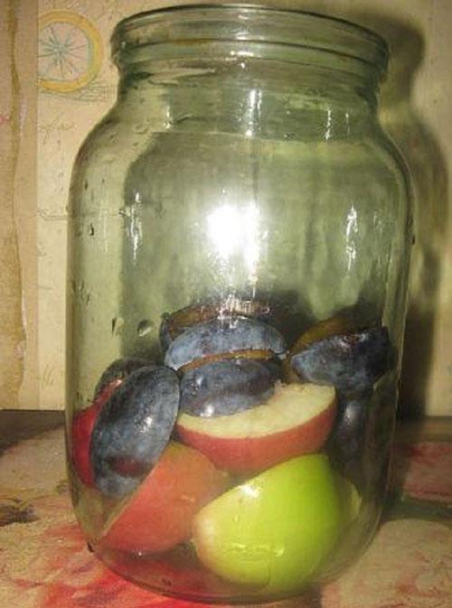 jabuke i šljive u staklenci
