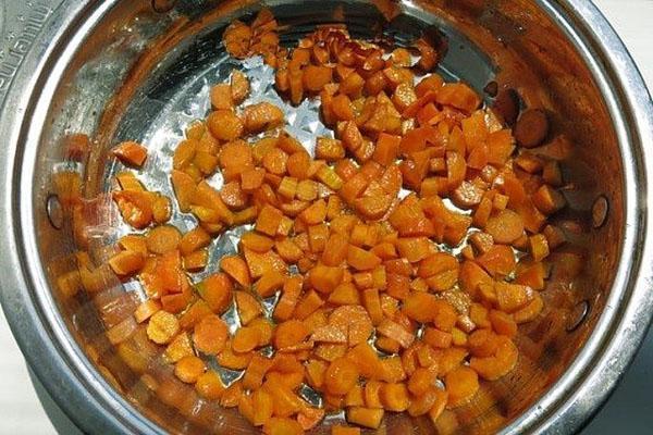 fijngesneden worteltjes bakken