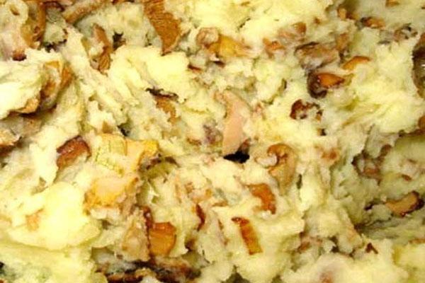 maak gehakte aardappelen en champignons
