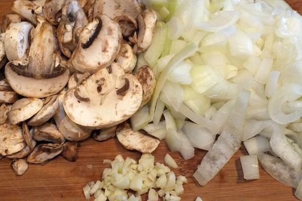 hak de knoflook, ui en champignons fijn