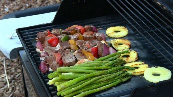 povrće i meso na sagu