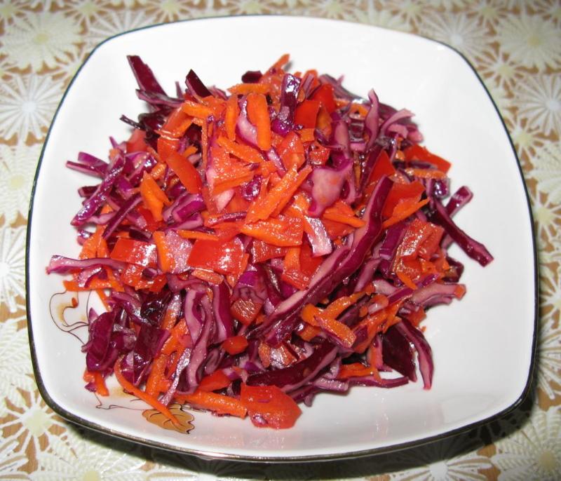 salade met rode kool en peper