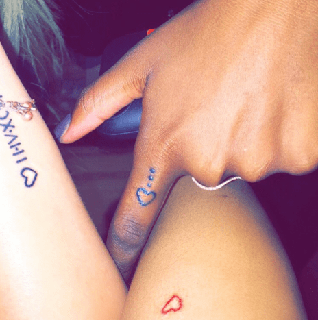 Kylies tatovering med rødt hjerte, Anastasia Karanikolaous romanske tatovering og Justines tatovering.