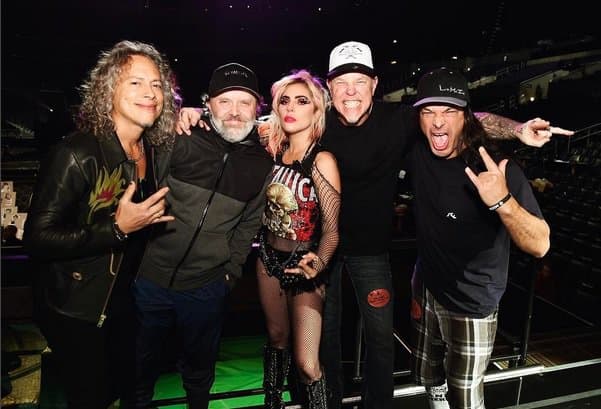 (Fotó: Lady Gaga/Instagram) A Grammy -díjátadó „MetalliGa” előadásának ötlete azután született, hogy a „Perfect Illusion” énekesnő összefutott a Metallica Lars Ulrich -jával a Bradley Cooper házában rendezett partin - mondta Gaga az Apple Music Zane Lowe -nak. friss interjú. A Metallica a Grammy-díjátadást megelőzően ugratta a duettet Gagával, csak utalva arra, hogy valami különlegeset gondoltak a sztárokkal tarkított eseményre, majd később megerősítették, hogy nem mással, mint Lady Gagával fogják megosztani a színpadot. Függetlenül attól, hogy Monster anya úgy döntött -e, hogy megemlékezik a Metallicával folytatott együttműködésről egy állandó moly tetoválással.