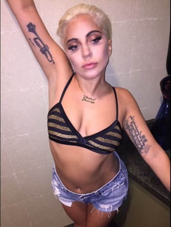 Gaga bal bicepsze tartja a szavakat