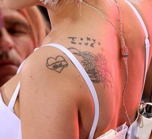 En klynge på Gaga sin venstre skulder viser et hjerte som sier