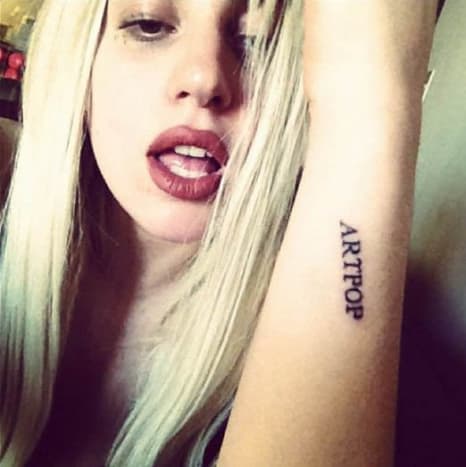 Skravert over hennes venstre underarm er navnet på Gaga fjerde studioalbum.