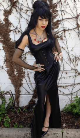 Cassandra Peterson, más néven Elvira, egy horror színésznő, aki nemzetközi hírnévre tett szert Mistress of the Dark alter ego -jával. Szögesd össze a tekintetét karcsú, fekete ruhával, ugratott hajjal és rengeteg dekoltázsal.