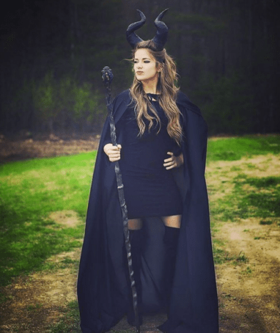 A gonosz vixen tökéletes egy eredeti, mégis könnyű Halloween jelmezhez. Fel kell vennie néhány szarvát (vagy ha ügyes, készítse el saját maga), majd öltözzön legerősebb fekete ruhájába.