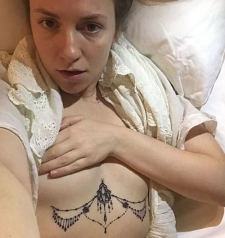 (Foto: Lena Dunham/Instagram) Dunhams siste tatovering ser ut som et stykke permanent kroppssmykker, med et utsmykket broach-lignende stykke forankret i midten av brystet og en perlet, prydkjede som strekker seg under hvert bryst. Dunham debuterte med sin nye brysttatovering på Instagram, og skrev den skjorteløse selfien: 