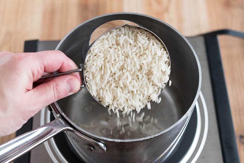 rijst koken tot het gaar is