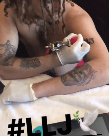 Nemrég Pump ismét sokkolta rajongótáborát azzal, hogy megdöbbentő tetoválást készített.