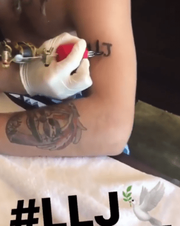 A tetoválás a Logn Live Jahsen kifejezést jelenti, és tiszteleg a XXXTentacion zenésztárs előtt, akit 2018. június 18 -án gyilkoltak meg. Mit gondol a DIY tintájáról? Ossza meg gondolatait a Facebook megjegyzés rovatában.